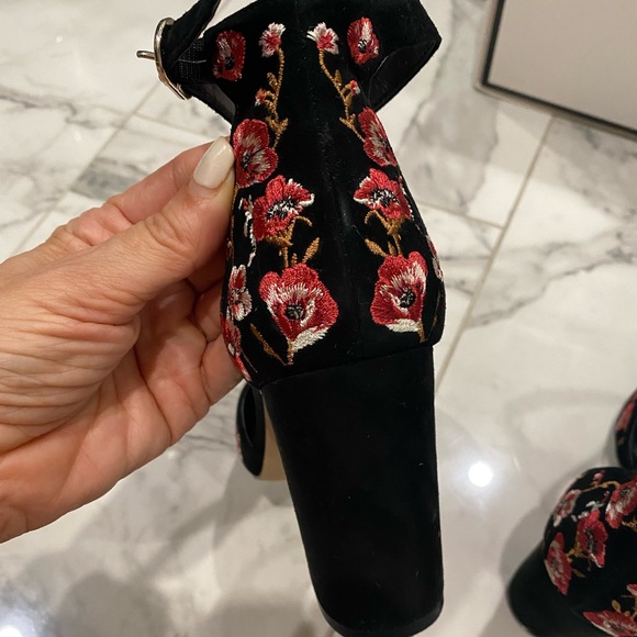 Luxe White House Black Market Piper Black Velvet and floral embroidered pumps πΉ - Picture 4 of 16
